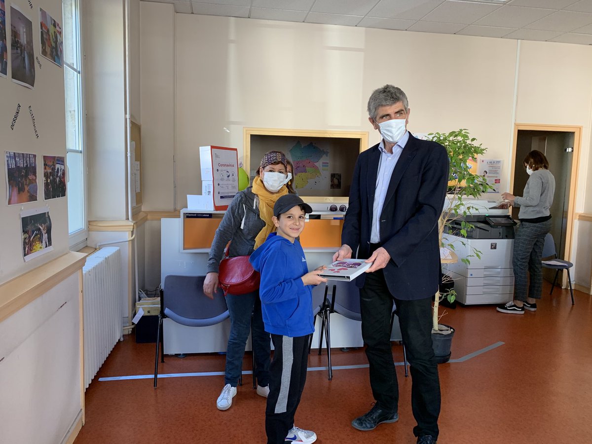 #Agen je donne à Yannis et à sa grand-mère une tablette qui l’aidera à faire plus facilement son travail scolaire à domicile - nous avons identifié avec les enseignants 134 familles à aider de cette façon #entraideAgen