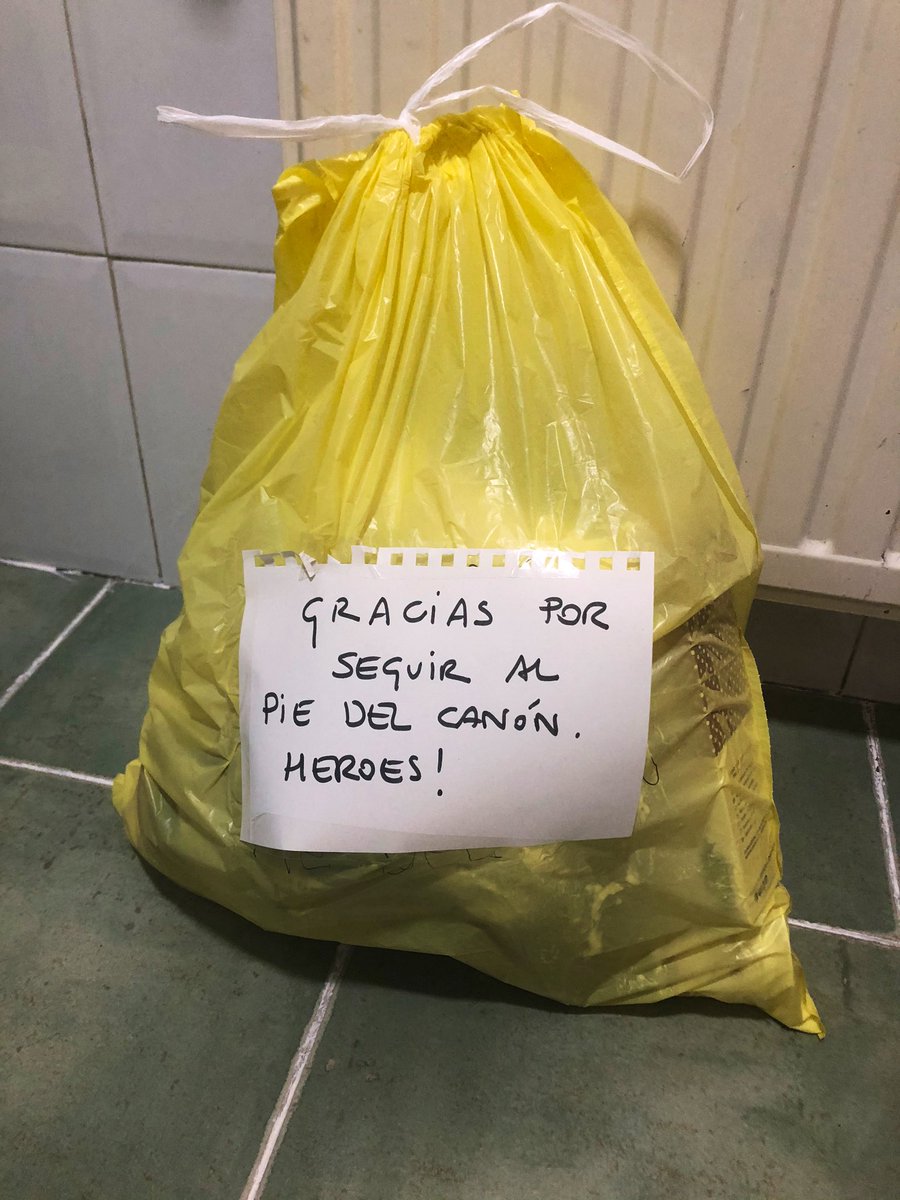 Ahí va nuestro “mensaje en una bolsa” para todos esos #Heroesapiedecalle que siguen arrimando el hombro para que el reciclaje siga funcionando. Gracias de todo 💚 a todos esos operarios de recogida de residuos que siguen al pie del cañón en tiempos de #coronavirus <a href="/ecoembes/">Ecoembes</a>