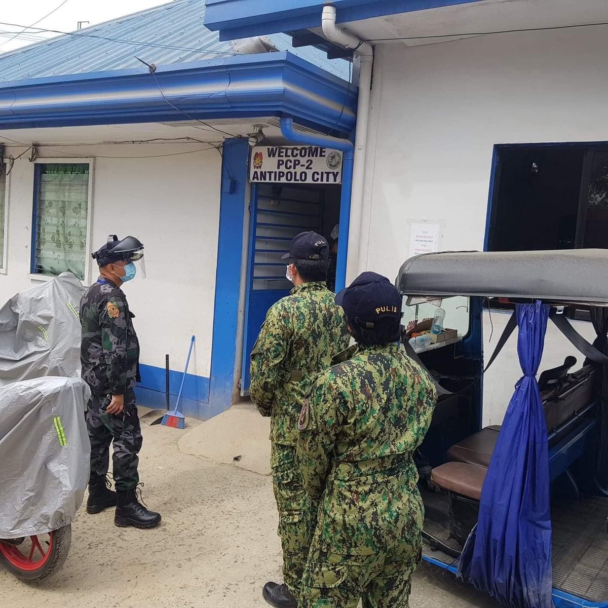 rizalppo's tweet photo. PLTCOL ALVIN R CONSOLACION, Deputy Provincial Director for Administration Rizal PPO conducted visitation and inspection of PCP2 Antipolo CPS at Brgy. Dela Paz, Antipolo,Rizal at about 2:30 PM of April 10,2020.

#TeamPNP
#PNPKakampiMo
#ToServeAndProtect https://t.co/0O6RE5KhP4