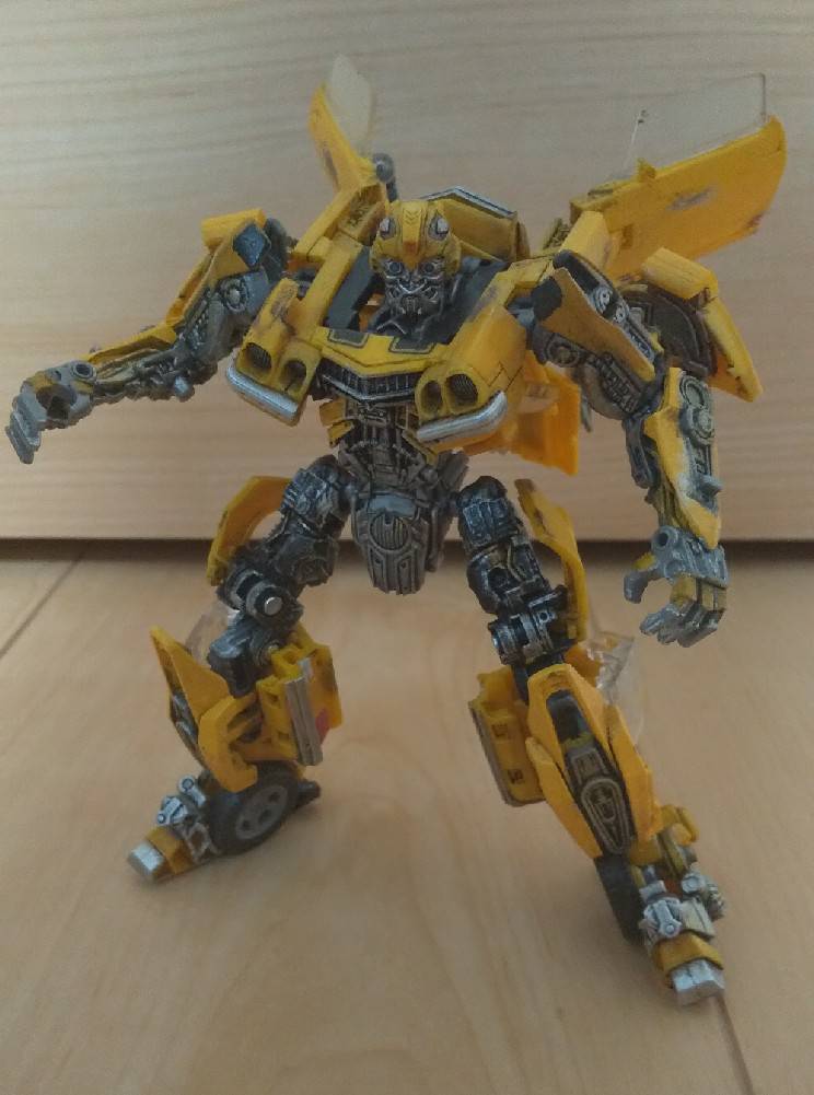 透明恐竜 Ss 01 バンブルビー 塗装致しました 公式のラスティバンブルビーはストライプが一部省略されてしまっている 元々通常版を持っていた ということで 通常版に汚し塗装を加えてます やはり何だかんだで旧カマロビーは このオンボロ仕様だ