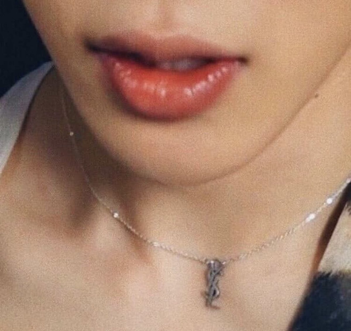 jimin’s pretty plumpy lips—a thread