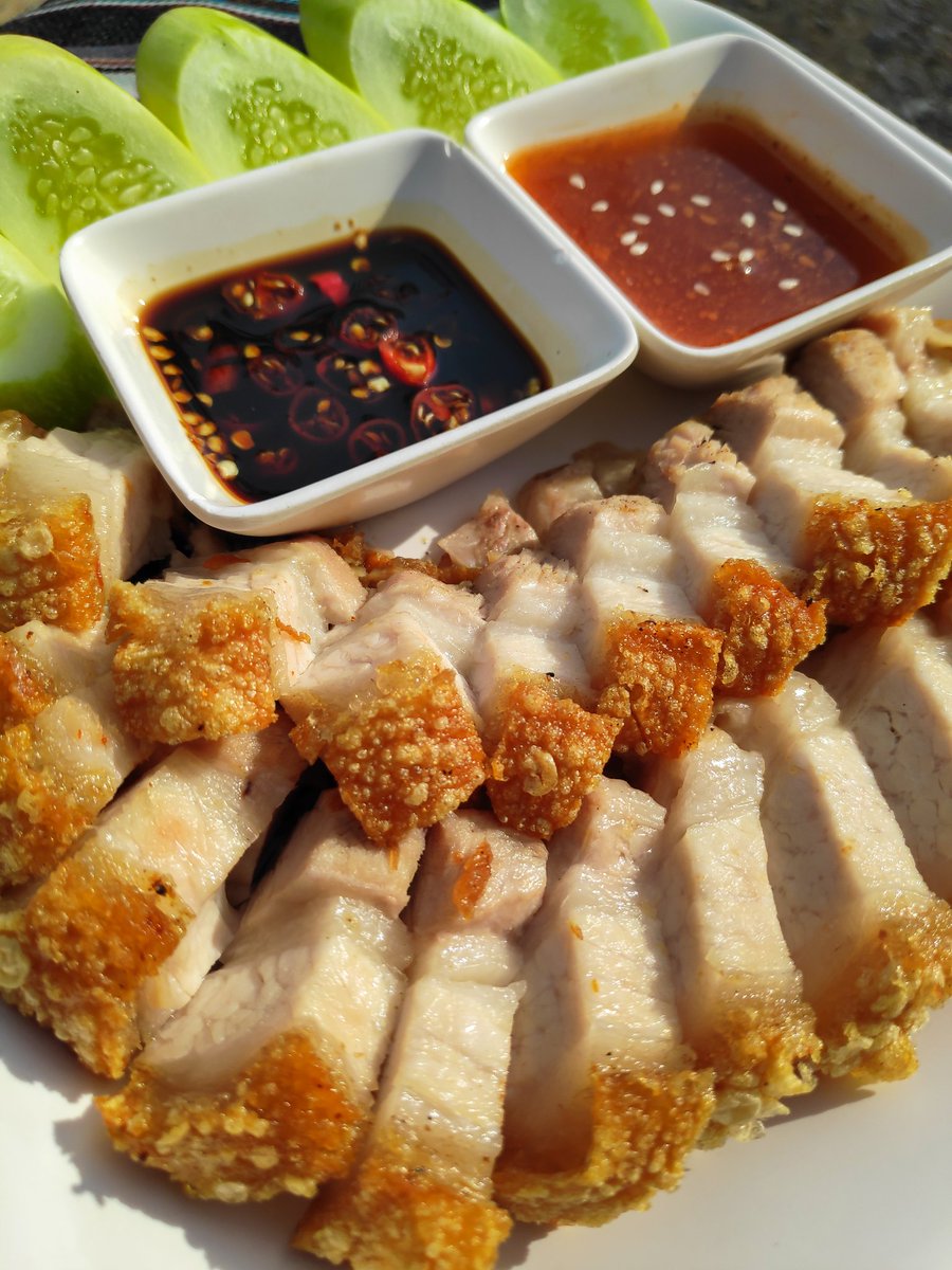 toeyananya's tweet image. ช่วยรีหน่อยค่ะ ตอนนี้ที่บ้านขาดทุนจากการเปิดร้านอาหารมากเลยค่ะ เราเลยเอาหมูกรอบที่ที่บ้านทำมาขายค่ะ ขีดละ50 บาท เราซีลสูญญากาศไว้ ถ้าซื้อไปสามารถนำไปอุ่นแล้ว จะได้กรอบเหมือนเดิมเลยค่ะ #ฝากร้าน #ตลาดนัดประชาธิปไตย #ตลาดนัดออนไลน์