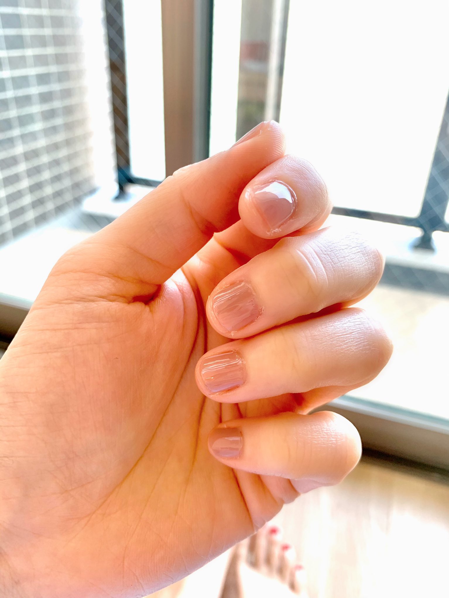 すみ テンション上がって手の方も50億年ぶりくらいにネイルしてみたけど 爪の血色悪いだけの人になったわ悲しみ T Co Ad6wkwprzk Twitter