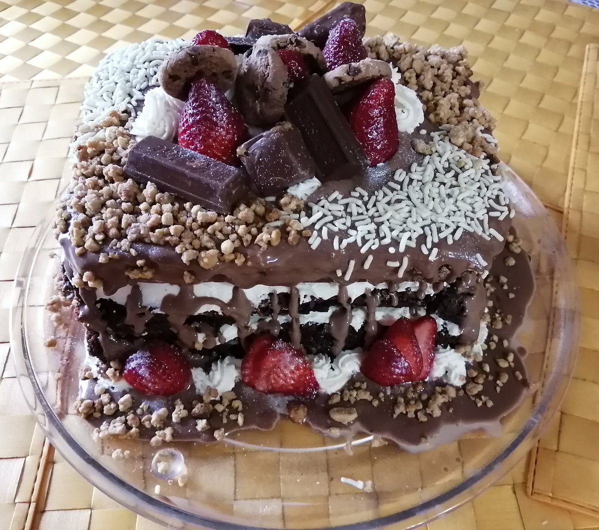 fan_pal's tweet photo. I know I am not a good baker(or decorator)but the flavor was on point ๐ made these for my nephew(brownie triple layer cake) and niece(lemon/strawberry cake) birthdays both cakes with cream cheese frosting.
Hopefully they really liked'em.
#homemade #cake #baking #Armybaking https://t.co/AlQ7qMFOi6