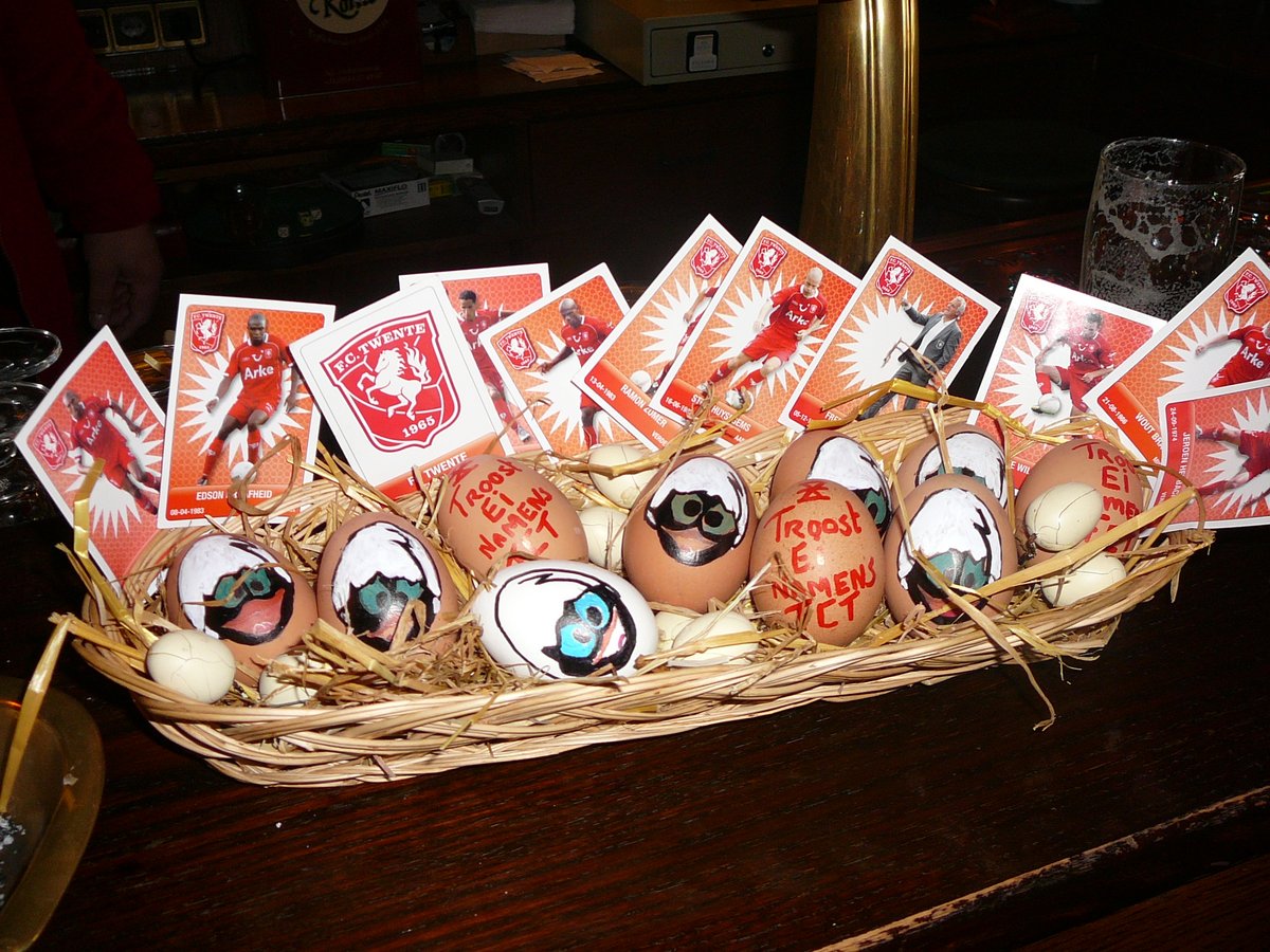 Borne Fanatics wenst iedereen alvast een fijn paasweekend ondanks de Coronacrisis ;-) (in 2008 geschonken aan onze fijne Heracles vrienden uit Borne) #uitdeoudedoos #borne #fctwente #oldskool #heracles #locals1903 #bornefanatics