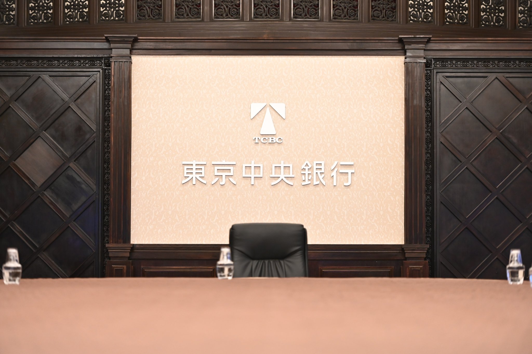 半沢直樹 応援ありがとうございました テレビ会議用の背景 追加配布 リクエストにお答えしまして 東京中央銀行 の大会議室も配信 どんな会議も 銀行の役員会議に大変身 半沢直樹 Tbs Stayhome 壁紙配布 壁紙 バーチャル背景