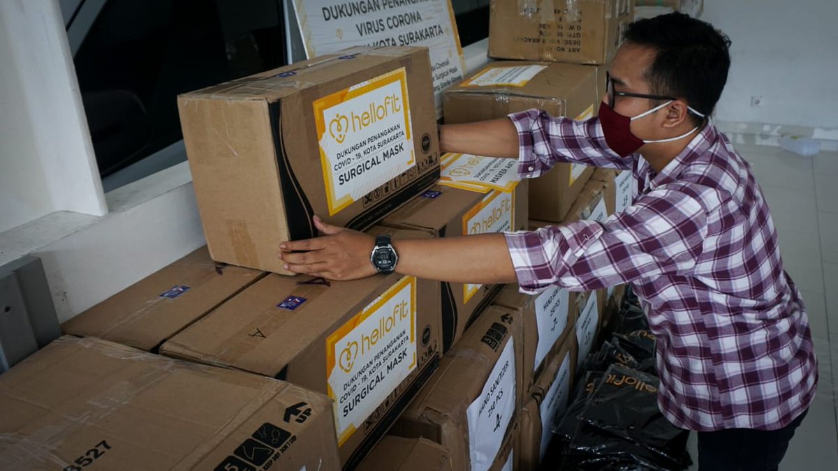 catatansicucuth's tweet photo. Bantuan sebesar Rp 500juta ini juga diberikan langsung oleh CEO dan founder Hellofit,Vincent Geraldi
10 ribu botol hand sanitizer, 100 set APD,100 kacamata pelindung, 10ribu lembar masker dan 2000 pasang sarung tangan medis disalurkan untuk para medis
#hellofit #sahabatsetiamu https://t.co/g4m4VRWWYJ