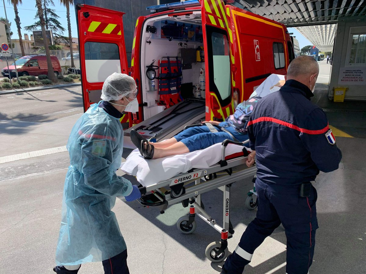 Également en première ligne, les pompiers interviennent quotidiennement sur des suspicions ou des cas avérés #COVIDー19
Immersion avec les pompiers de Cannes <a href="/LCI/">LCI</a> <a href="/LaMatinaleLCI/">Le 6/9</a>
<a href="/Marine_Truchot/">Marine Truchot</a>