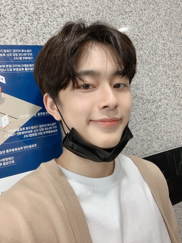 CUBE_YOOSEONHO's tweet photo. [#유선호] 투표 마치고 왔습니다!! 여러분들도 같이 해요☺️ https://t.co/20yCZHkBCl