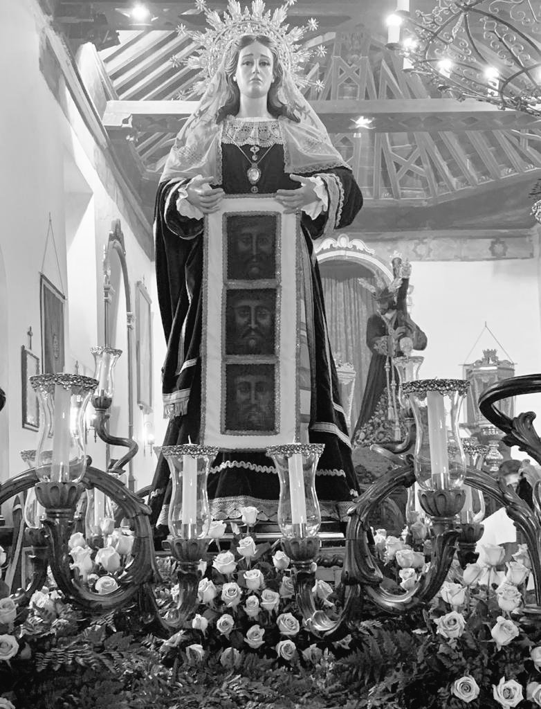 Viernes Santo!que raro se hace esto,la campana volveraa sonar y la puerta de la ermita se volvera abrir para que Cañete sea mas Grande,bendito el que viene en el nombre del Señor. No estais solos.
