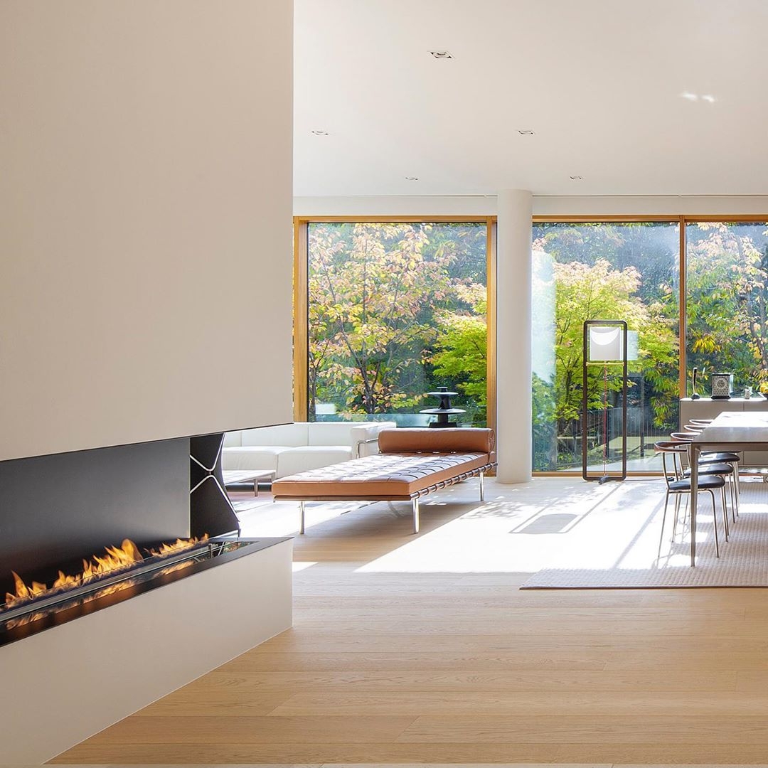 ELEGANCE AND POSITIVE ENERGY
Nothing improves your mood like a pleasant light.
In this design, the light is extremely cozy - on one side, energizing sun rays fall through the panoramic windows - on the other, the glow of dancing flames from the Fire Line Automatic 3.