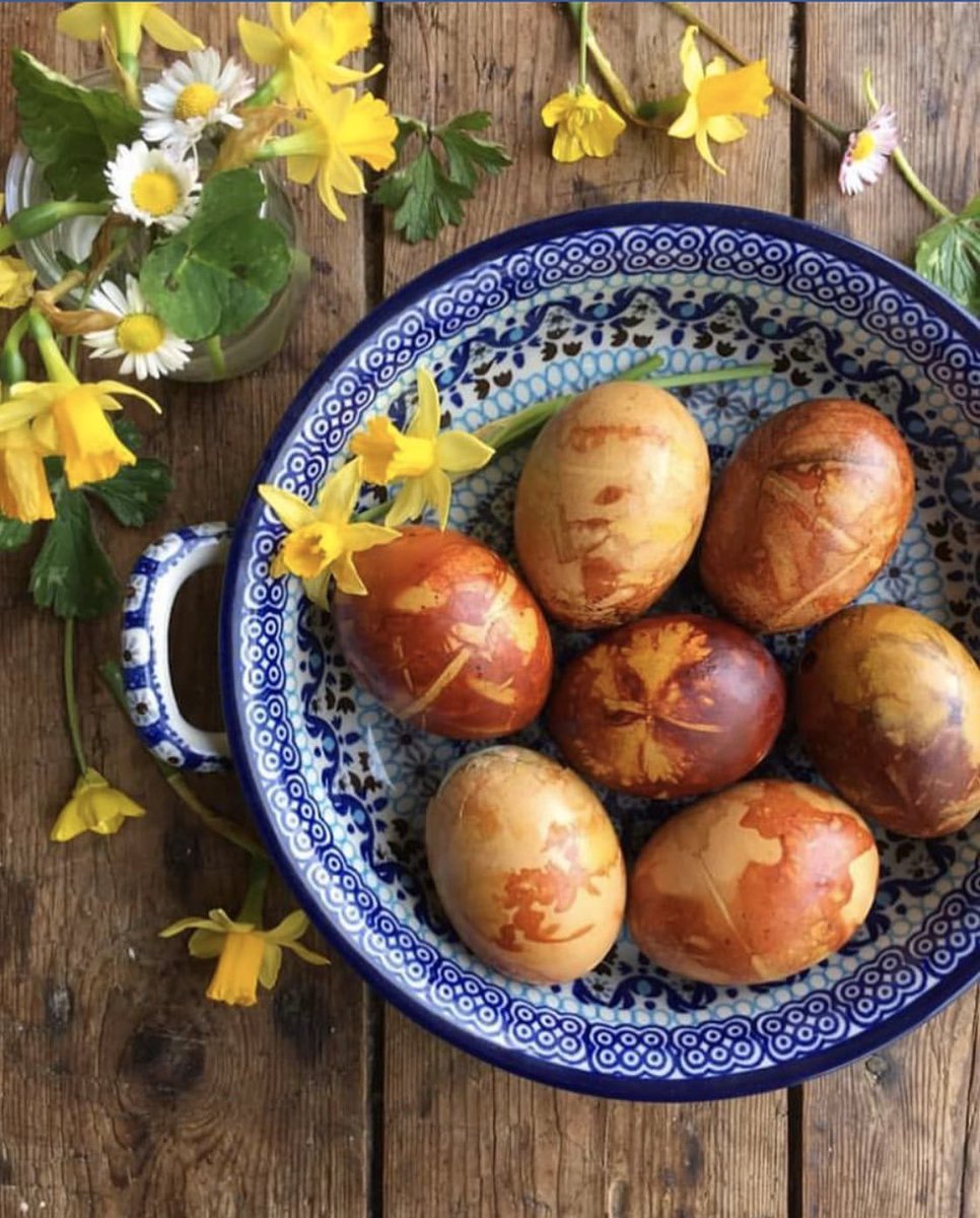 KarenBurnsBooth's tweet photo. Making these pace eggs for a Good Friday breakfast to be served with hot cross buns - you find the recipe here: https://t.co/058KNkH3dA #paceeggs #goodfriday #hotcrossbuns https://t.co/2VhHn2kY33