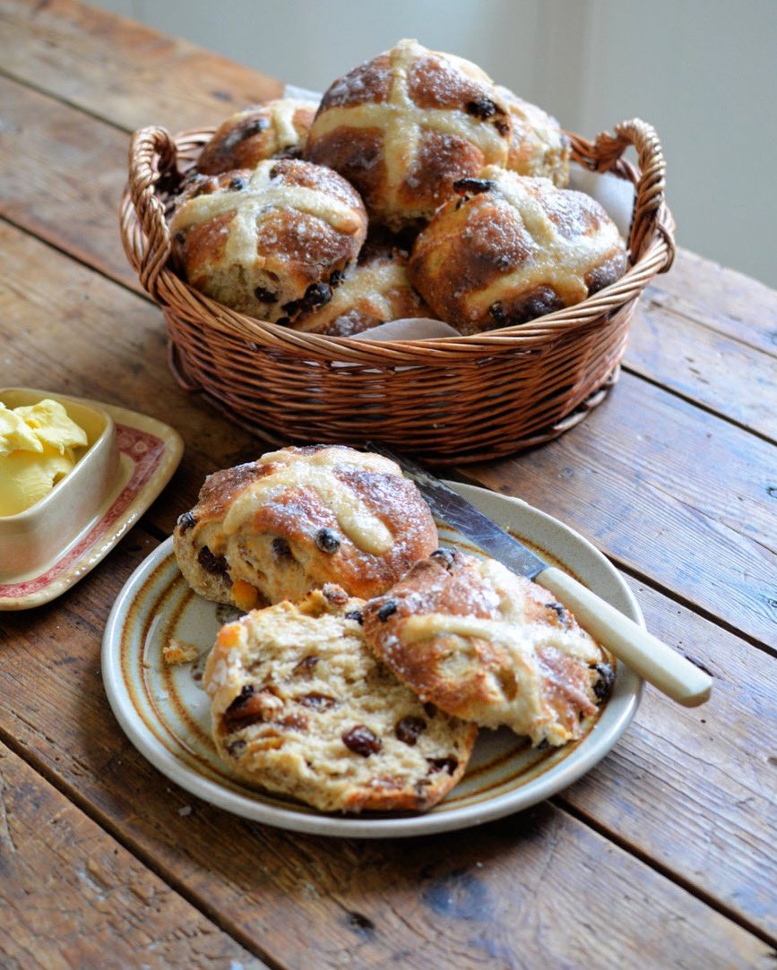 KarenBurnsBooth's tweet photo. Making these pace eggs for a Good Friday breakfast to be served with hot cross buns - you find the recipe here: https://t.co/058KNkH3dA #paceeggs #goodfriday #hotcrossbuns https://t.co/2VhHn2kY33
