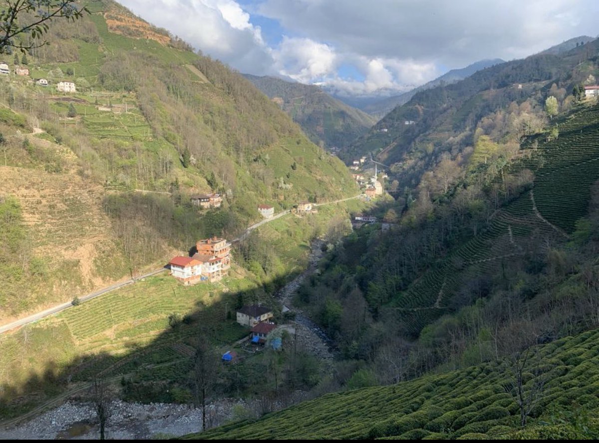 Rahmetli babam derenin yaninda ki bu evde dogmus... Rize’de Guneysu koyunde kucuk bir ev... 

O kucuk ev den cikan buyuk yurekli ADAM ‘in ismi suan Turkiye nin en buyuk hastanelerinin birinde. 

Hicbir sey imkansiz degildir !!!