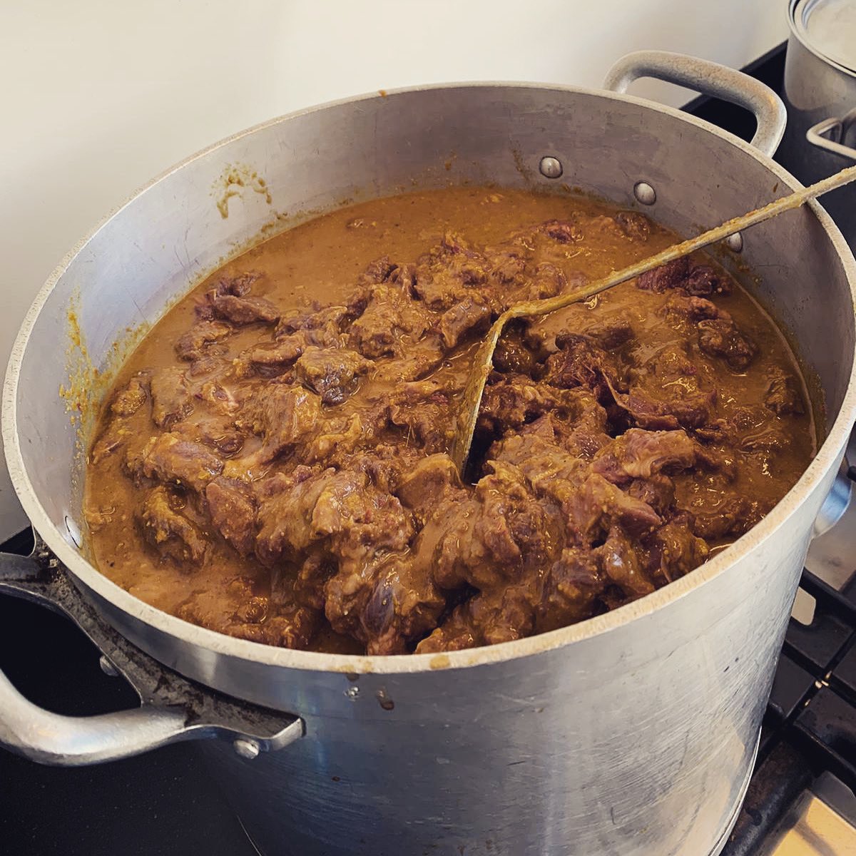 broertjessate's tweet photo. Voor vandaag nemen wij GEEN bestellingen meer aan. Wil jij morgen en/of zondag o.a. deze heerlijke rendang eten? Stuur dan vandaag voor 14.00 uur je bestelling door via Whatsapp. Dit kan op 06-47980632.
#stayathome #blijfthuis #supportyourlocals #broertjessate #rendang #indofood https://t.co/CbHCkKUvwf