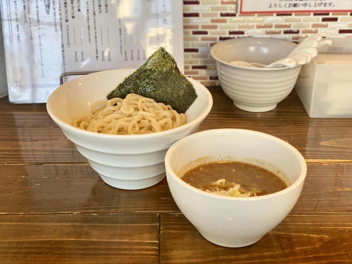 八王子ラーメン大好きスーさん 虎空 八王子 大塚帝京大学駅 濃厚ニボつけ麺 850 玉ねぎ 110 ラーメンではなく 濃厚に惹かれてつけ麺 麺はコシがしっかりしてて スープも濃厚過ぎて後半には無くなってた 玉ねぎは大きめで辛め 美味いけど八王子に