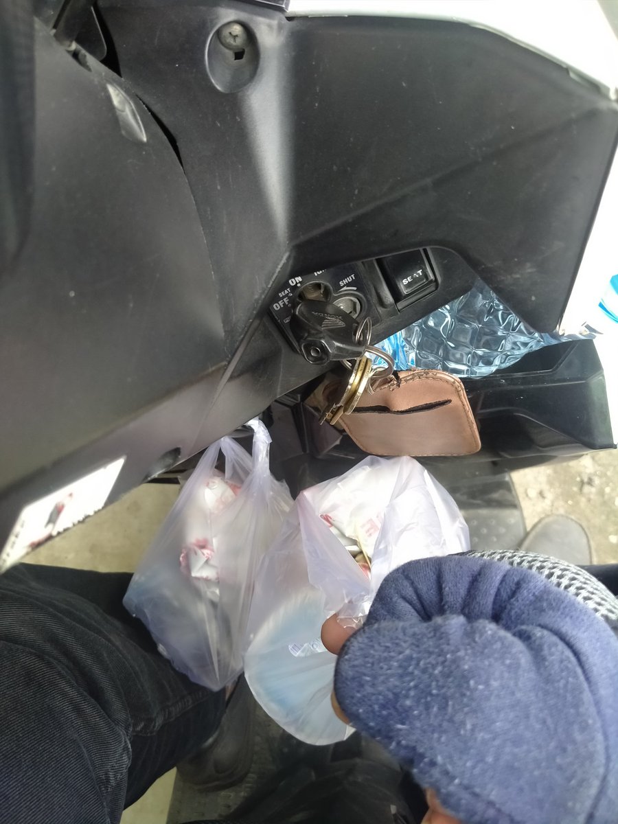tianfillio's tweet photo. nunggu d pinggir jalan. .ndirian .ad aj orang baik ... Alhamdulillah.. orderan'a jg lom unyi 😭 https://t.co/Me7YNo7wjD