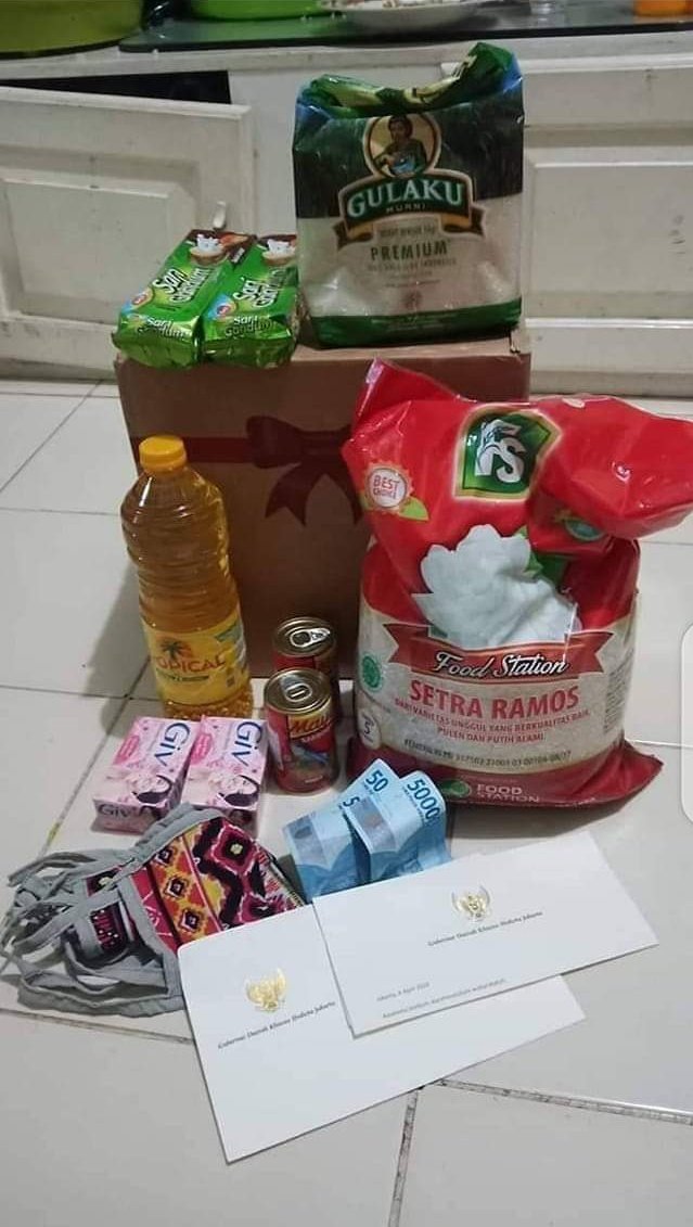 AyraLubis's tweet photo. Inilah bentuk bantuan dari pemprov DKI Jakarta buat warga yang tidak mampu yang sedang menjalani lockdown ..
Baru di mulai di wilayah Penjaringan, Jakarta Utara .
Tanpa embel2  tulisan/sticker besar bantuan darimana bla bla.
Karna Anies sadar, yg dipakai adalah uang rakyat 
Juga. https://t.co/msubrOvpAS
