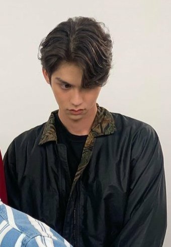 _agaras_'s tweet photo. Bright, I want to know what brand this clothes is. It looks really good and I like this one.Want to buy a same one! Notice me,plz!!!🙏😘
สดใสฉันอยากรู้ว่าเสื้อผ้านี้เป็นยี่ห้ออะไร มันดูดีจริงๆและฉันชอบอันนี้ต้องการซื้ออันเดียวกัน! แจ้งให้ทราบฉันนะ 
#talkwithbright @bbrightvc https://t.co/wMpIvi7azF