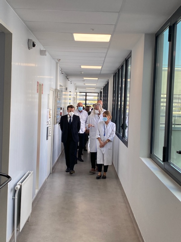 raoult_didier's tweet image. J'ai eu le plaisir d'accueillir hier le Président de la République @EmmanuelMacron à l'@IHU_Marseille : un lieu qui met en synergie diagnostic, recherche et soin.
Aujourd'hui, nous pouvons tester jusqu'à 4000 prélèvements par jour. Notre expérience doit servir au pays.