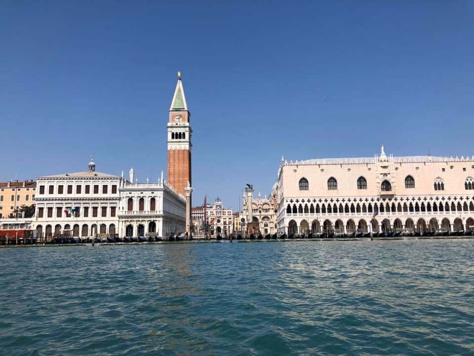 teatrolafenice's tweet photo. ☀️ «Senza cultura e la relativa libertà che ne deriva, la società, anche se fosse perfetta, sarebbe una giungla. Ecco perché ogni autentica creazione è in realtà un regalo per il futuro» (Albert Camus). Buongiorno, amici! ☀️

#10aprile https://t.co/WOoIXs0OHn