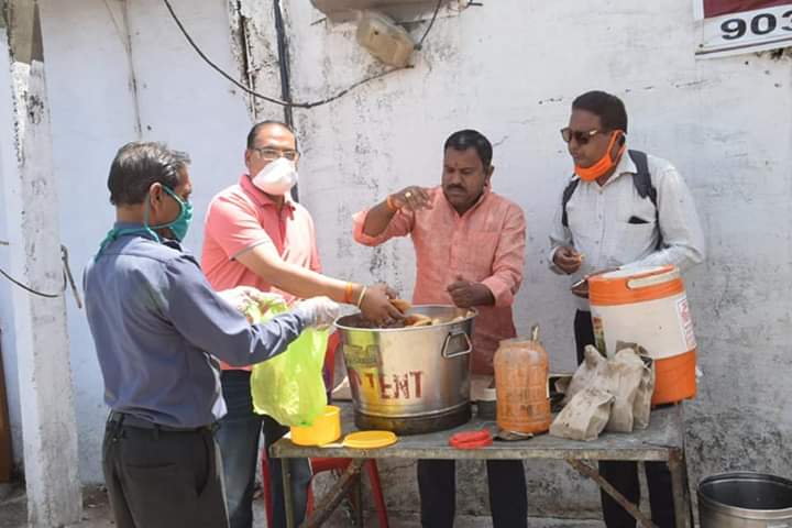 BJP4MP's tweet photo. भोपाल जिले के भाजपा कार्यकर्ताओं द्वारा #FeedTheNeedy अभियान चलाकर जनसेवा में कार्यकर्ता जुड़े हुए है। https://t.co/egHhGqTmou