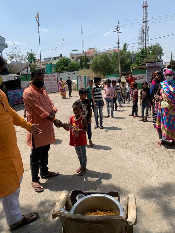 BJP4MP's tweet photo. भोपाल जिले के भाजपा कार्यकर्ताओं द्वारा #FeedTheNeedy अभियान चलाकर जनसेवा में कार्यकर्ता जुड़े हुए है। https://t.co/egHhGqTmou