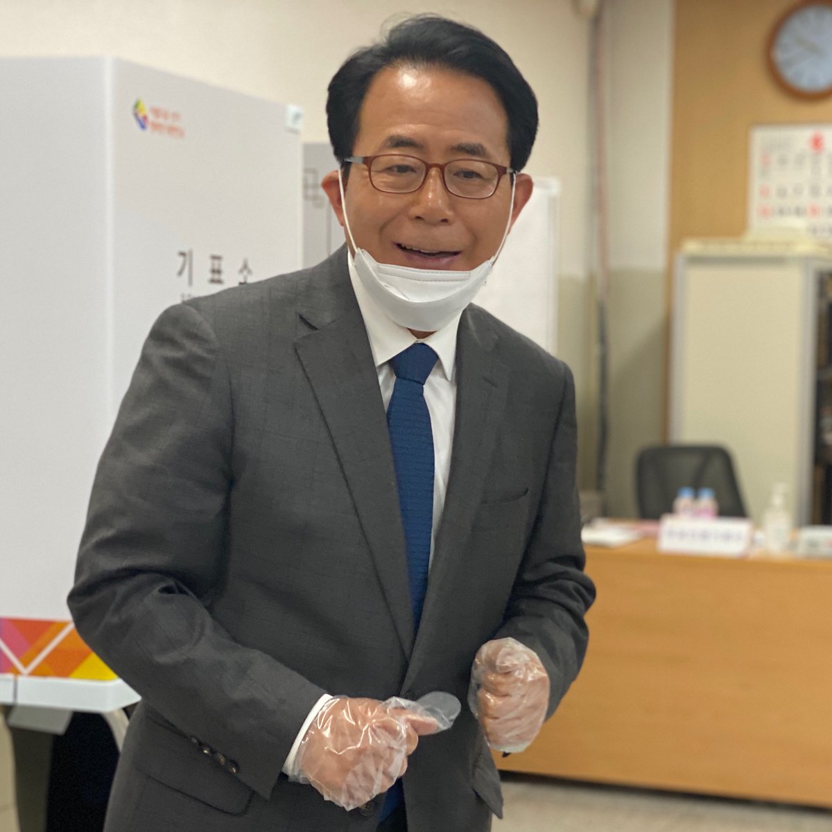 [10일~11일은 사전투표 하는 날]

아침 일찍 사전투표소에 들러 투표를 마쳤는데 놀랍게 많은 유권자 분들이 오셔서 오늘이 투표 당일인가 하는 생각이 들 정도였습니다

이렇게 많은 분들이 사전투표에 참여해주시는 걸 보니 높은 투표율 덕분에 제가 당선될 것 같습니다. 어서 사전투표소로 가십시오