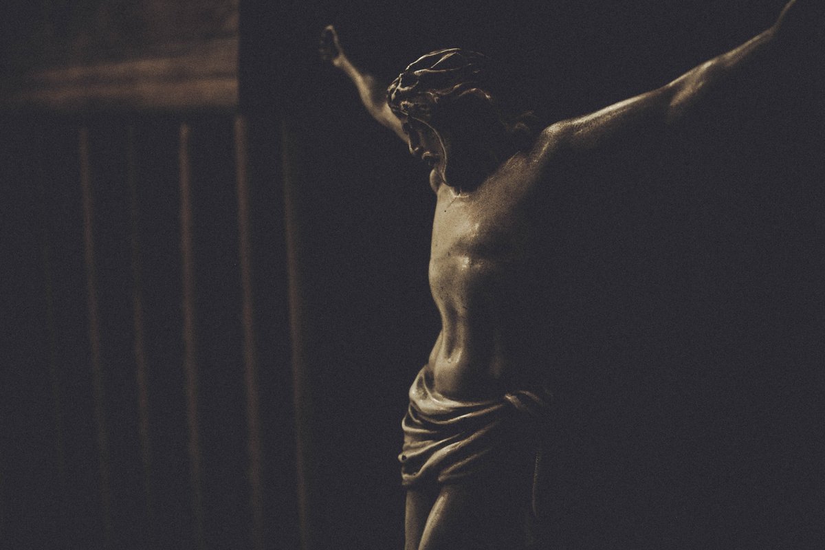 ArchbishopSarah's tweet photo. Good Friday is the darkest and most difficult day in the Christian story. 
 
But it’s also the day that tells us something so important: no matter what we are going through, God is with us. 
 
#HolyWeek #GoodFriday https://t.co/9Mrwx4dwak