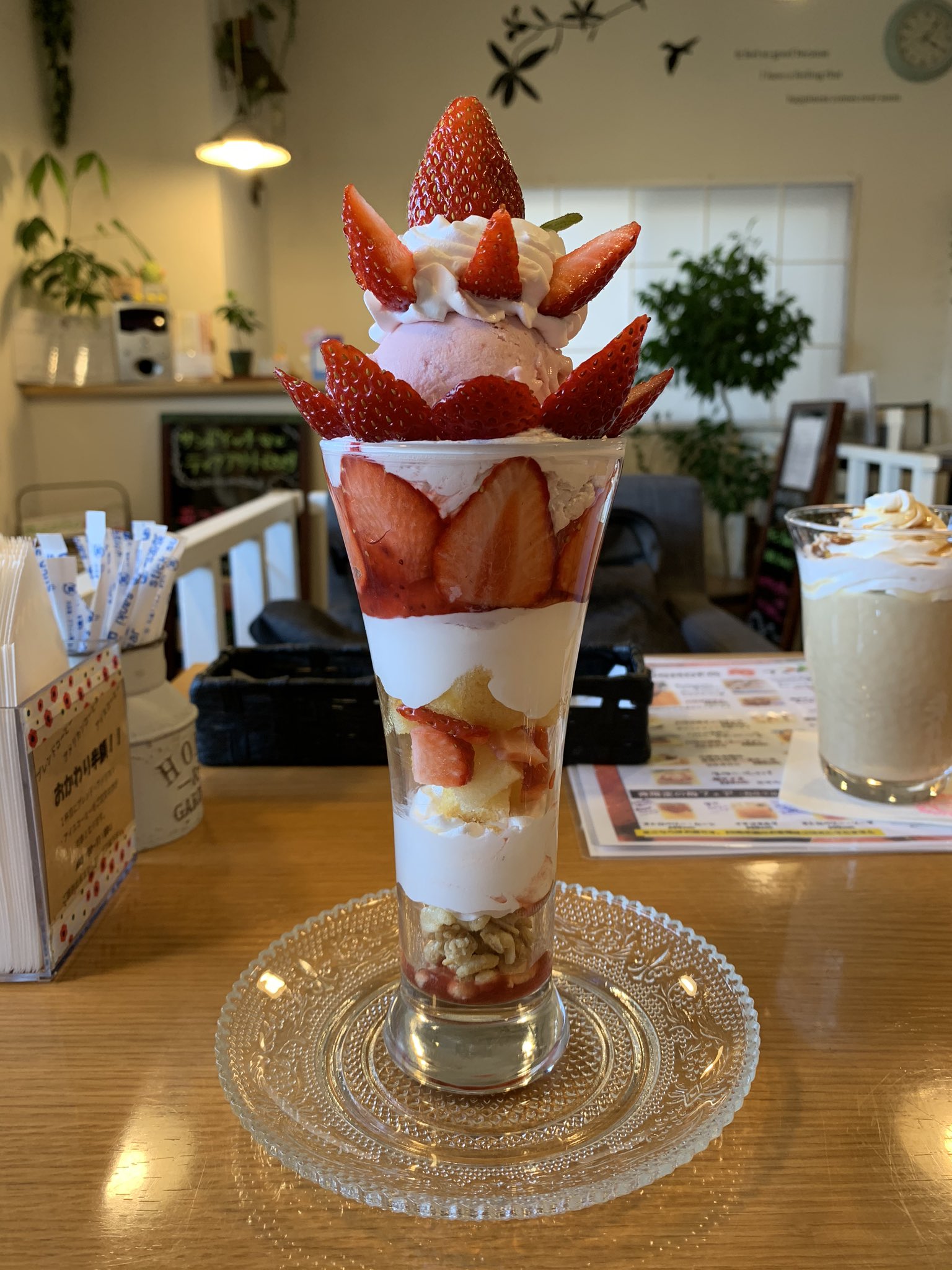 タカナカ 東京ビッグサイト 千葉県松戸市みのり台のカフェモグモフさんにおやつを食べに来ました いちご パフェをオーダー いただきます おやつ いちごパフェ カフェ モグモフ カフェモグモフ 千葉県 松戸市 みのり台 いちご T Co