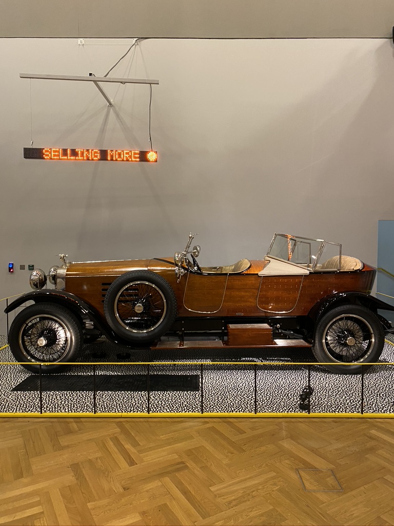 97 Let’s start by looking at luxury cars, the polar opposite of the Model T. At the beginning of the century there was a booming industry for bespoke handcrafted cars like this Hispano Suiza ‘Skiff Torpedo’ from 1922.