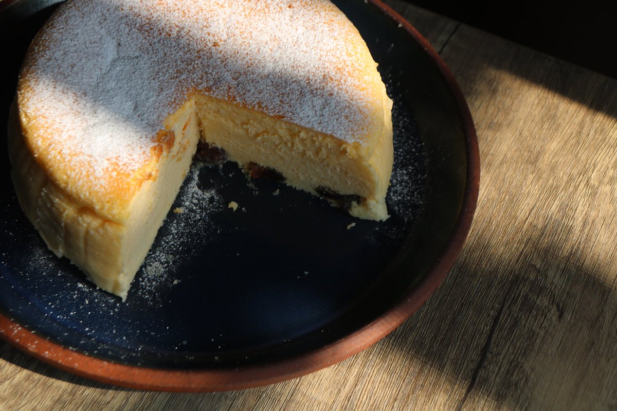 Yume No Okashi ゆめのおかし りくろーおじさん風スフレチーズケーキを作りました 軽くて食べやすく 大人も子供も大好きなおやつだと思います ブログにてレシピ載せてます りくろーおじさんのチーズケーキ スフレチーズケーキ Stayhome