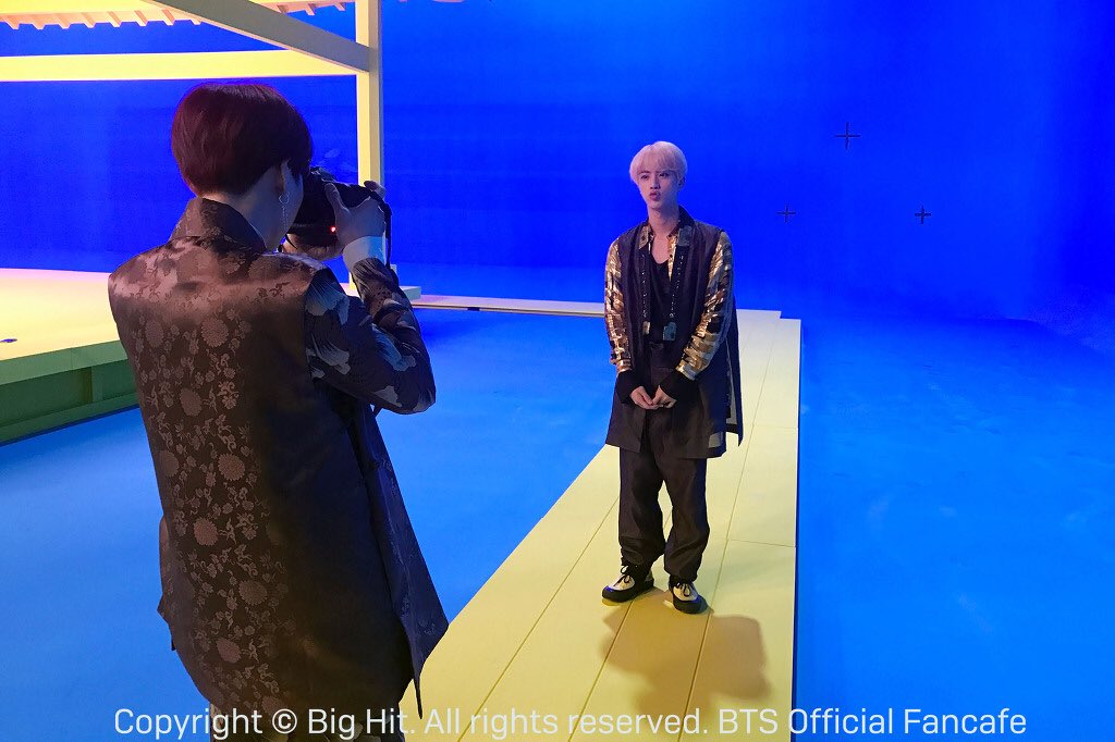 everybody just loves to photograph seokjinnie