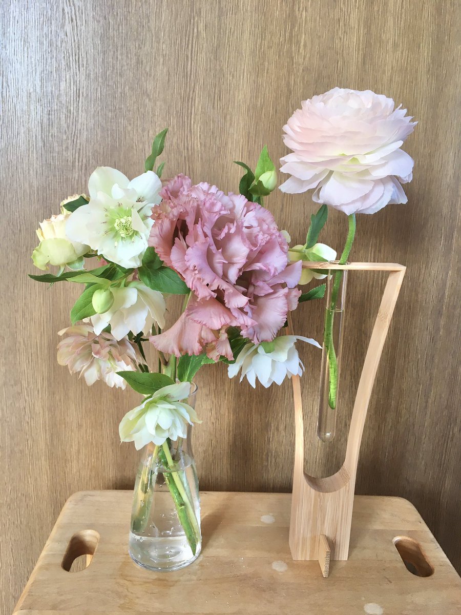 ℕ𝕒𝕟𝕒 今日もお花屋さんの前を通ったので 花活 トルコギキョウ クリスマスローズ二種 スプレーバラさんたちです そろそろ ちいさい花瓶の在庫が もっと大きいのならあるけどそうすると歯止め掛からなくなりそう 豆知識 クラシック演奏家の家に