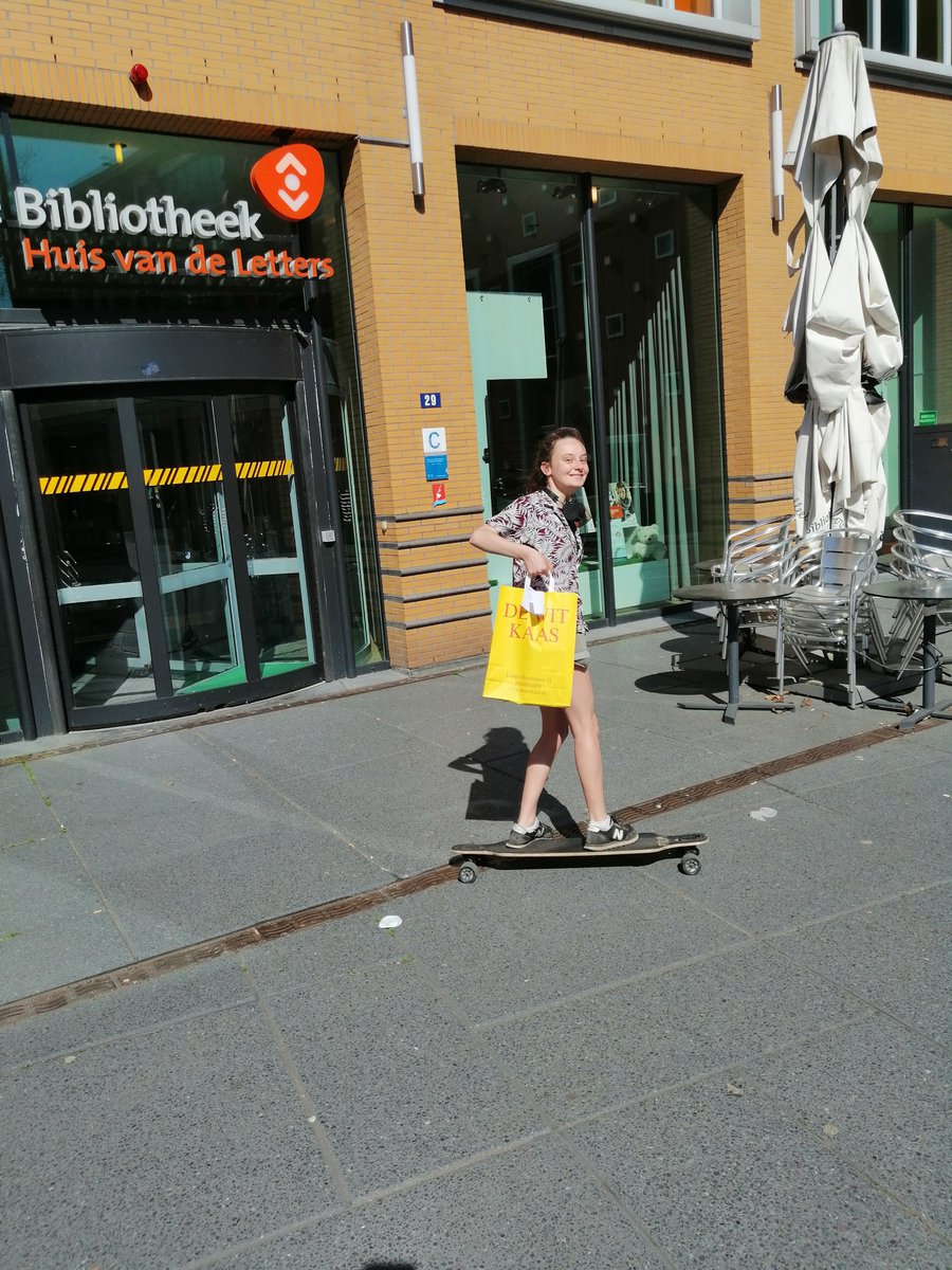 bieb024's tweet photo. Zoeffff! Daar gaat onze sorteerder Guusje op haar skateboard, op weg naar een klant. Ze brengt gereserveerde boeken die vรณรณr de sluiting al in de bieb klaarstonden. Met dank aan Kaashandel De Wit voor de papieren tasjes!
#ikleesthuis #reservering #bibliotheek https://t.co/z8ECgHJo5s