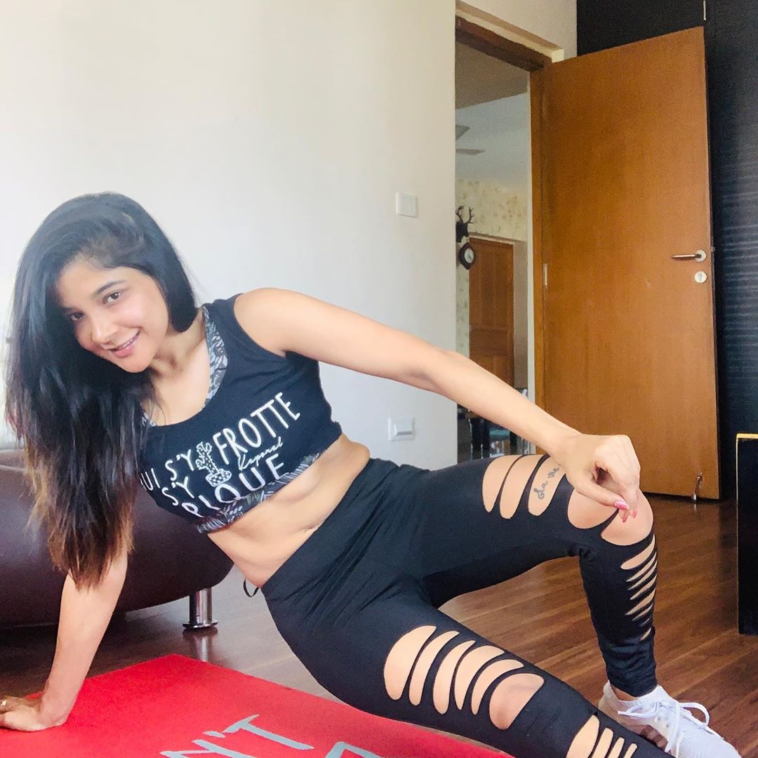 ssakshiagarwal's tweet photo. Super happy to have received my weights!!
Knock off all that extra fat❤️❤️ .
.
Do it for “Holy Shit, You got Hot!!!!”🔥🔥🔥
When you see yourself in the mirror😝😝😝
.
Btw thats my black coffee behind!!
Best natural pre- workout .
#workoutlikeabeast #quarantine #dontgiveup https://t.co/aKzSDMJ3uK