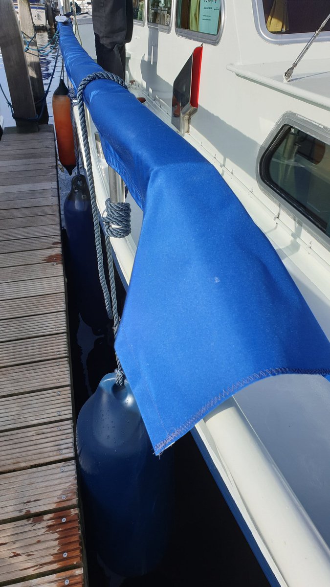 Homme_Overwijk's tweet photo. Bijna klaar voor de bezichtiging van de #Beachcraft. Eigenaar maakt hem nog even schoon. En hij is er zuinig op getuige de hoezen om de gelakte relingen. https://t.co/GXkUt80uyr
