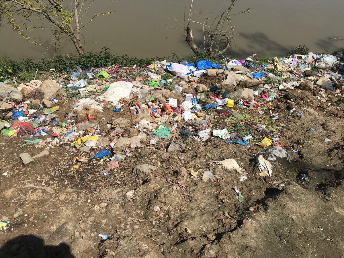 malik_tahir23's tweet photo. @rifatabdullahh @MayorofS @Junaid_Mattu 

Im the resident of Panzinara , shalteng ,Srinagar . About 7 km from shalteng (Outskirts ofSrinagar).
Im appealing to all of u to please make efforts in removing  this garbage . 
The jehlum has been made dustbin. 
Save jehlum save future. https://t.co/VwDVWtU4cR