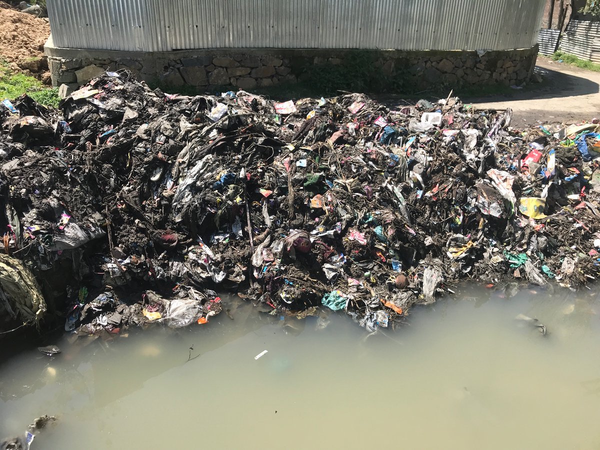 malik_tahir23's tweet photo. @rifatabdullahh @MayorofS @Junaid_Mattu 

Im the resident of Panzinara , shalteng ,Srinagar . About 7 km from shalteng (Outskirts ofSrinagar).
Im appealing to all of u to please make efforts in removing  this garbage . 
The jehlum has been made dustbin. 
Save jehlum save future. https://t.co/VwDVWtU4cR