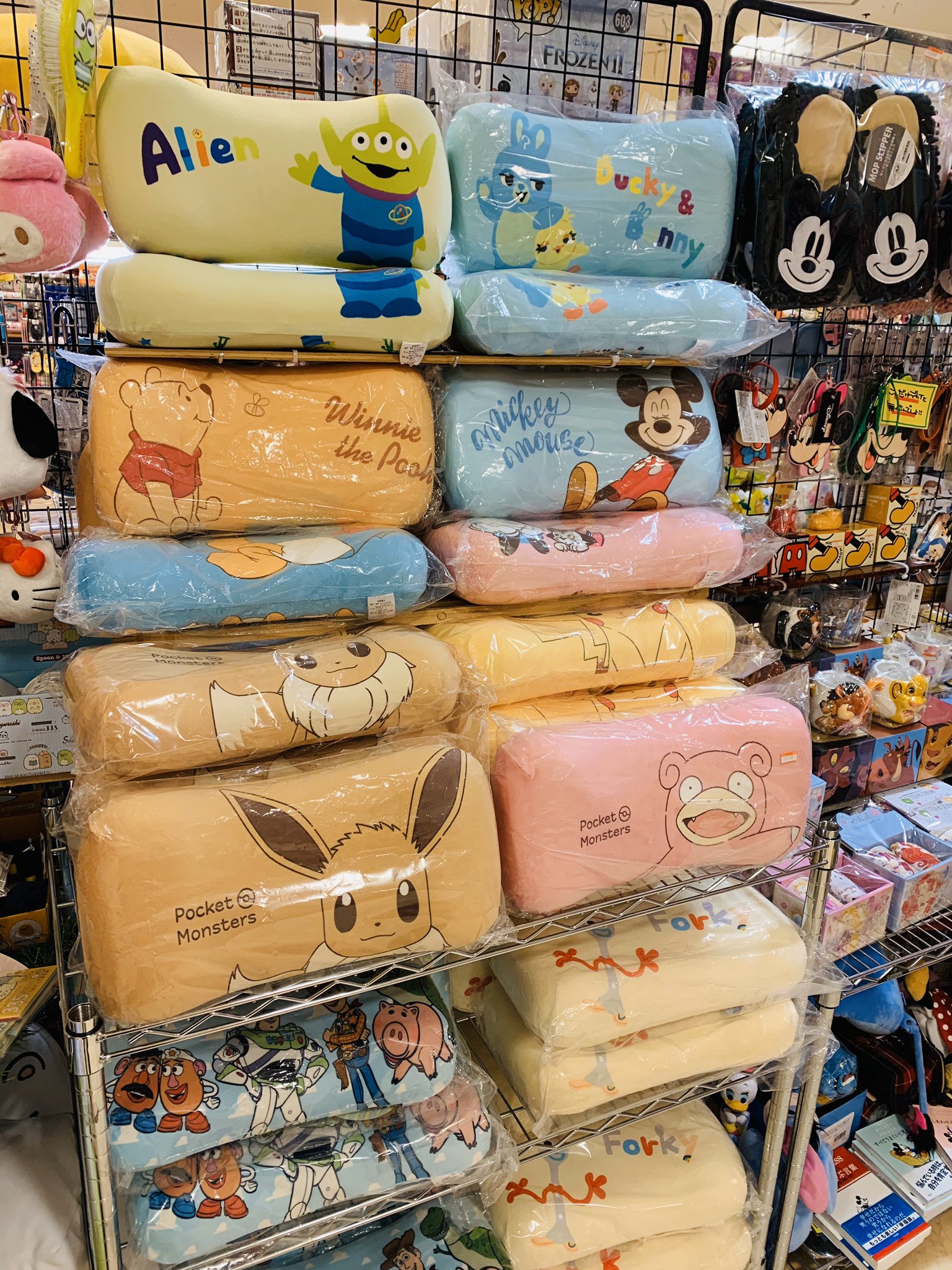 ヴィレッジヴァンガード小樽店 健やかな毎日は質の良い睡眠にかかっている 待てよ ということは昼寝も質が良くないとその後の生活に支障が出るのでは そのような事を考えたスタッフはこれをお勧めしていこうと思う 低反発枕 キャラクターピロー