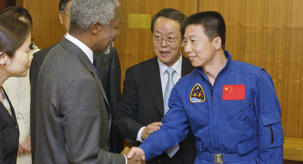 UNOOSA's tweet photo. Pictured here is #YangLiwei, China’s 1st #astronaut, meeting former #UN Secretary-General #KofiAnnan in 2004. He presented the SG with a @UN flag that he took into #outerspace! #SpaceflightHighlight Photo: @UN_Photo (1/2) 
#Humanspaceflight https://t.co/eZJqWf51eV