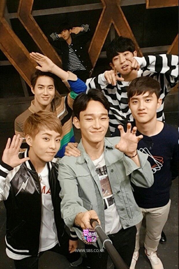 _cosmicwol's tweet photo. @EXOLAonYouTube @weareoneEXO They’re so cute 😭💕 @weareoneEXO #EXO https://t.co/N6w2MpncjP