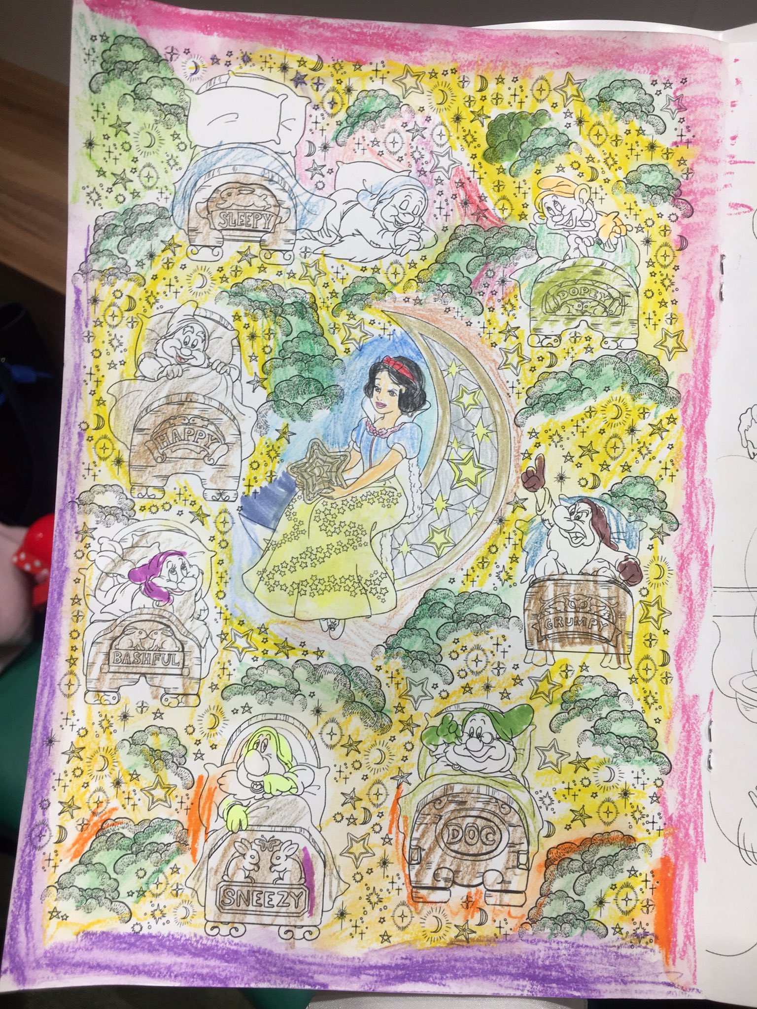 ショウワノート 公式 みんなのぬりえコーナー 4歳女の子の作品 色々な画材を駆使して カラフルに楽しく塗ってくれました ショウワノート ぬりえ 塗り絵セレクション ディズニー 白雪姫 おうち時間 おうちで過ごそう T Co