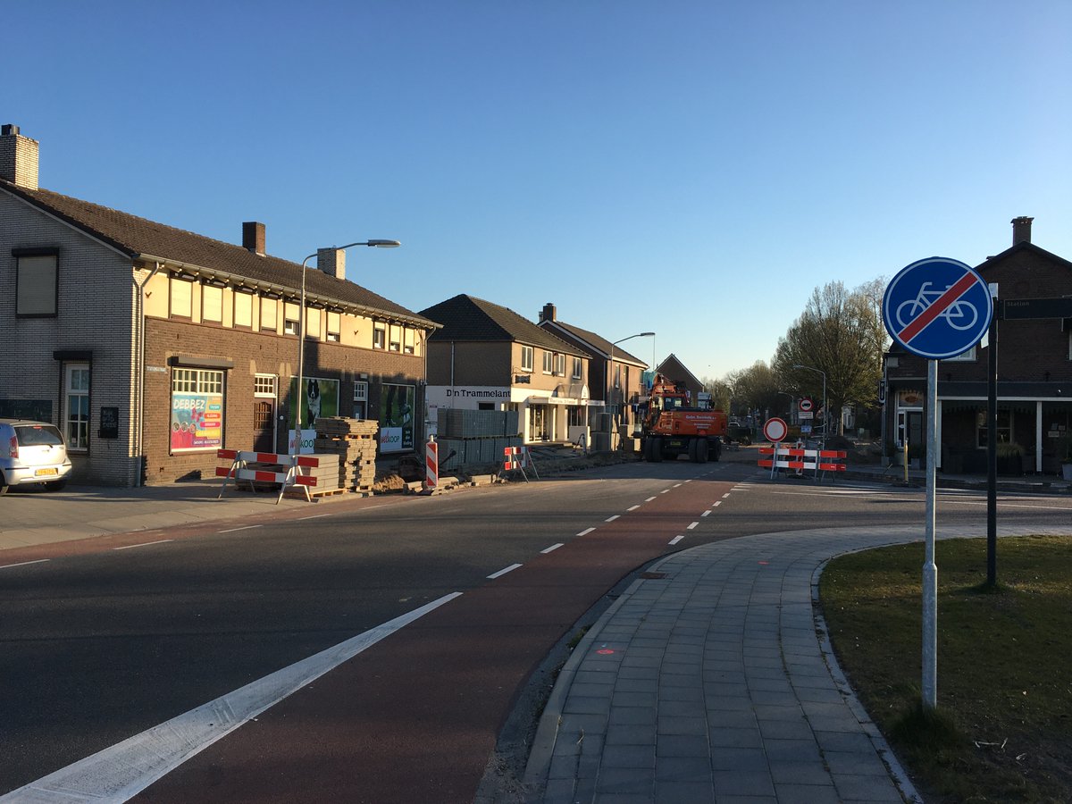 In tijden van corona gaan de werkzaamheden in de Stationsstraat door. De aannemer neemt alle adviezen van het RIVM voor zijn medewerkers in acht. Het werk vordert gestaag. Op onze website lees je er meer over 👉 bit.ly/34mEJaw