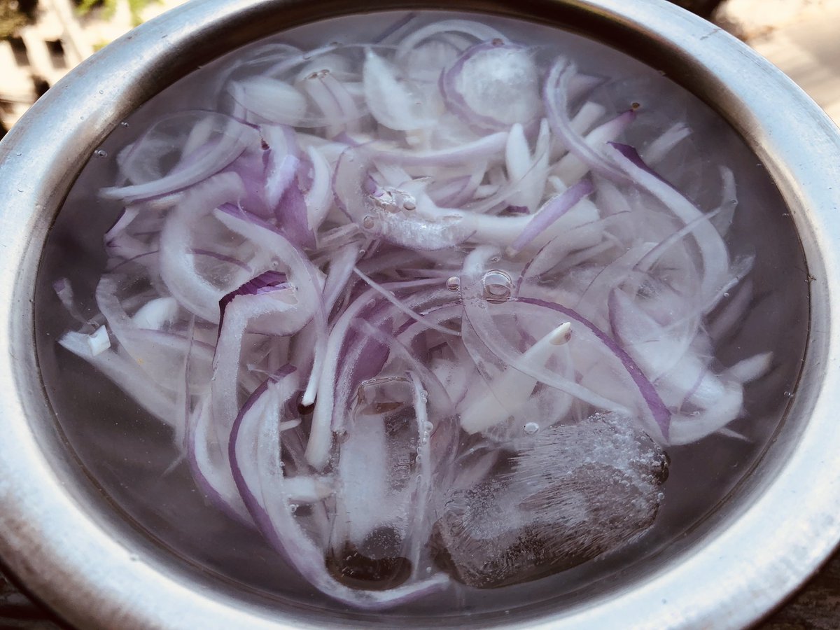 Roostamirani's tweet image. Soak sliced onions in iced water for 3 minutes to make them firm and crunchy. #SaladHack #ChefHack #ChefsOfTwitter