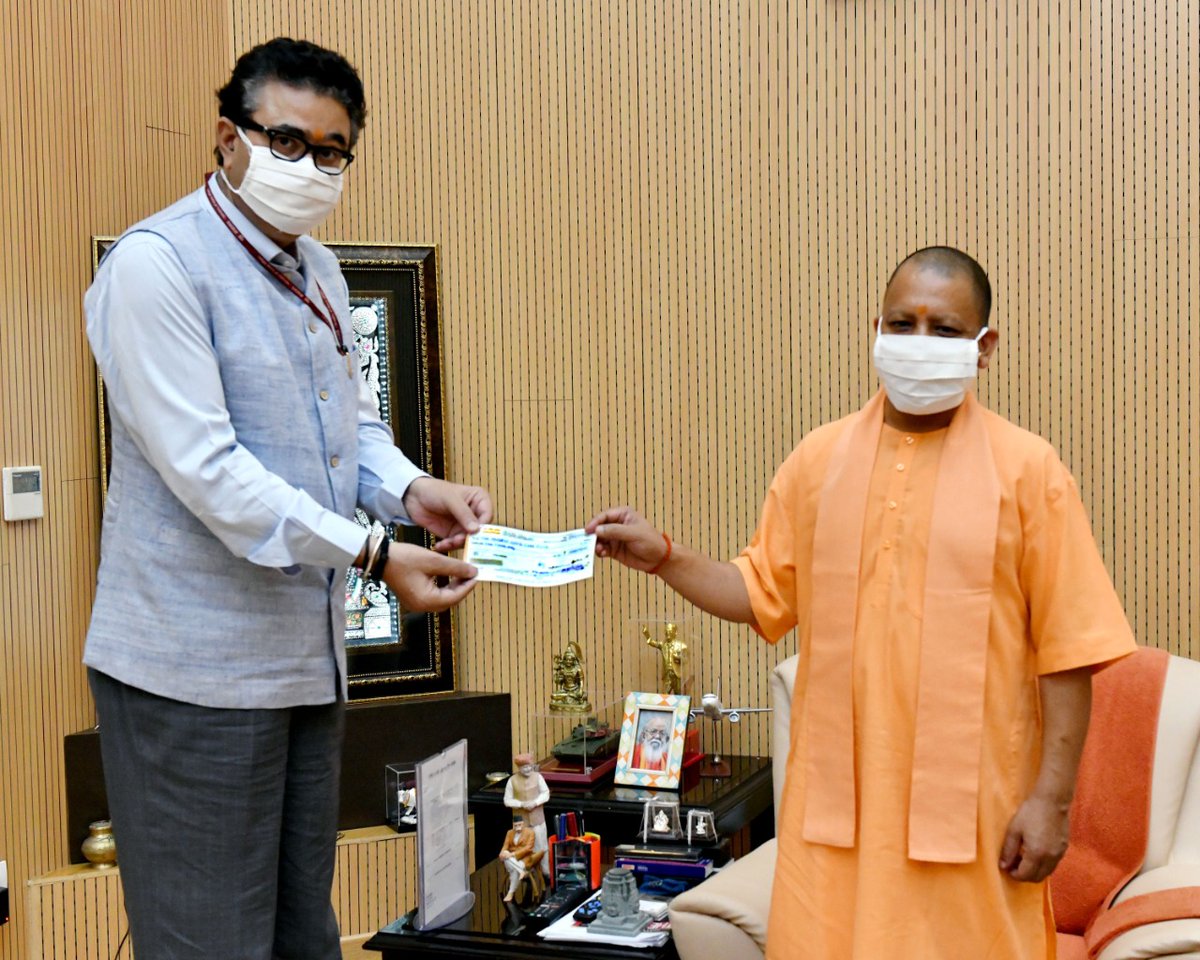 CMOfficeUP's tweet photo. मुख्यमंत्री श्री @myogiadityanath जी को उनके लखनऊ स्थित सरकारी आवास पर 'उत्तर प्रदेश कोविड केयर फंड' हेतु ₹01 करोड़ का चेक भेंट करते प्रमुख सचिव, खादी एवं ग्रामोद्योग विभाग, श्री नवनीत सहगल जी। https://t.co/Cxe6Xp6bkK