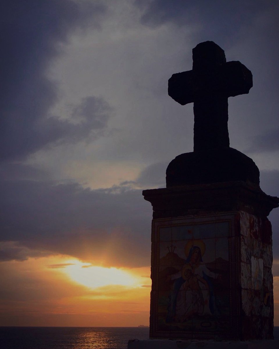 elemoire's tweet photo. Day of The Cross 
#RestiamoACasa #andratuttobene #ischia #campania #italy #venerdisanto #cross #passion https://t.co/RRNSAgqJwx