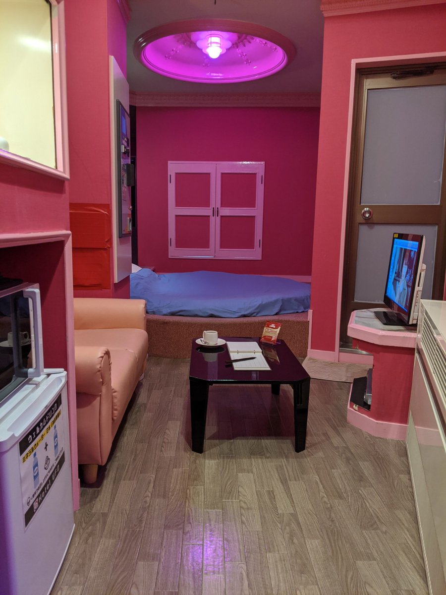 ホテル Ufo ご自宅でも楽しめる ホテルufo お部屋紹介 2号室 ショッキングピンク基調 鏡少なめ 照明調色対応 お風呂はガラス張りでベッドから浴室が見えるようになっています なぜガラス張りなのかは存じませんが フフッ あやしいひかり