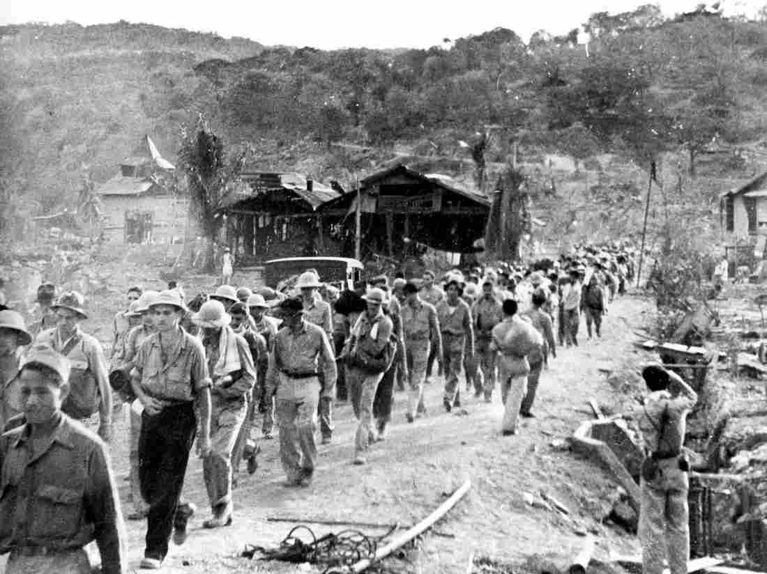 indiohistorian's tweet photo. #TodayinHistory in 1942, after the #FallofBataan, surrendered Filipino & American troops were forced to walk from Mariveles to San Fernando, & Capas Train Station to Camp O'Donnell (a total of 112 kms.). It would be known in history as the #BataanDeathMarch. #WWII https://t.co/g2KU8p8EOi