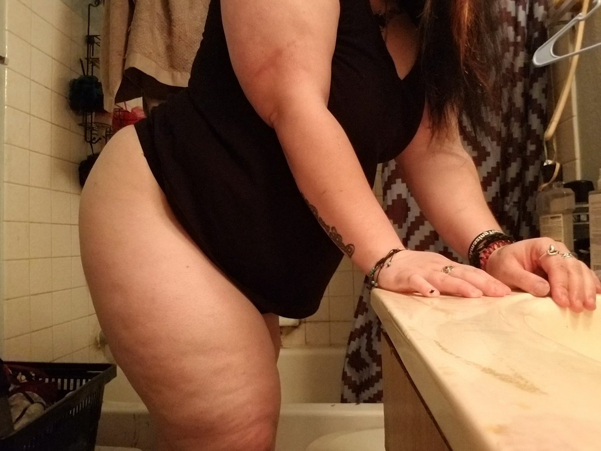 Marshmulatto's tweet photo. The smallest of bathrooms, good night ya'll
#pawg
#bbw
#skin https://t.co/fUvarm9Q6j